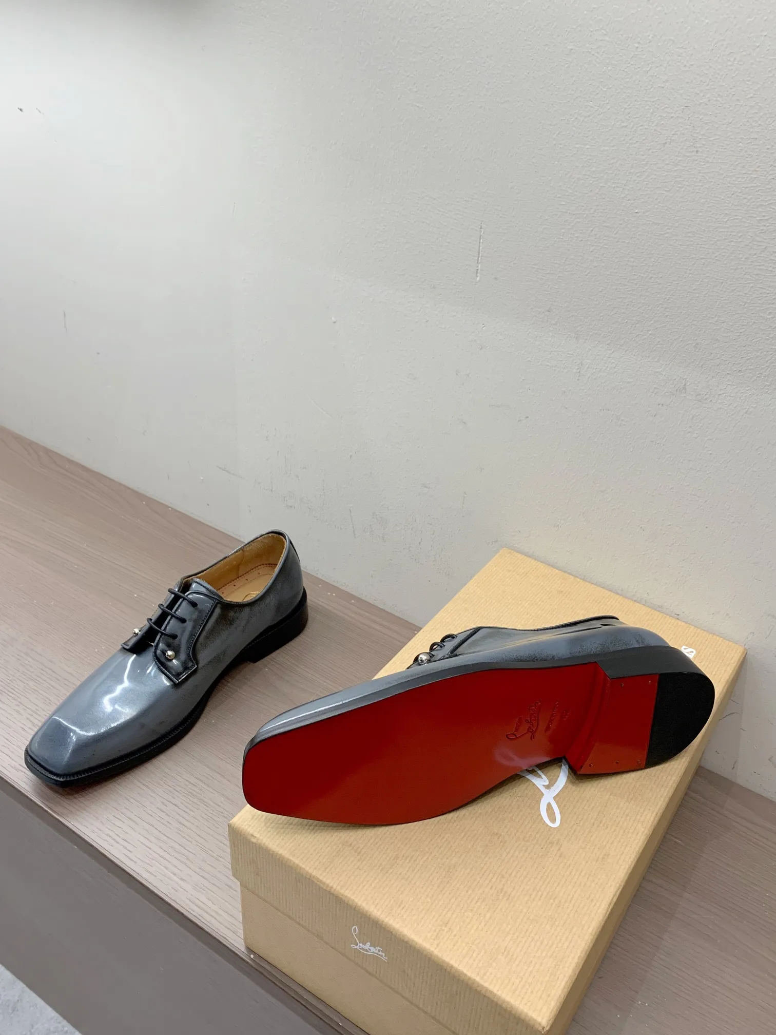 [CL red sole shoes] Top P: 1020💰 Size 39-44 (38.45.46 custom-made, non-returnable) Christian Louboutin men's classic Oxford shoes, men's business formal leather shoes💫Original molding, 1:1 replica, specially made for nobles. The unique shoe shape is unique and 100% comfortable! The whole shoe is made of imported Italian cowhide material, carefully selected, with fine pores and rich luster. Cow leather lining, soft and comfortable, sweat-absorbent and breathable. Genuine leather outsole, non-slip and wear-resistant, full of texture, elegant and luxurious overall, integrating comfort, formality and luxury! The Rolls Royce of shoes!